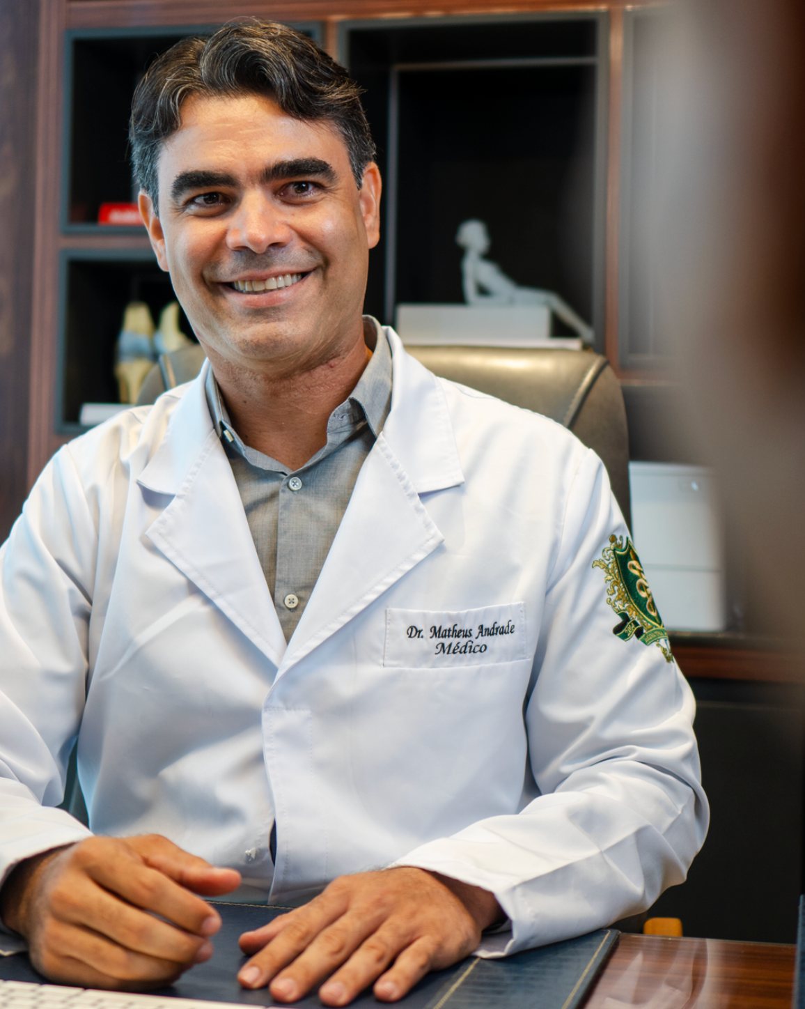 Dr. Matheus Andrade, ortopedista e traumatologista, em seu consultório em Salvador